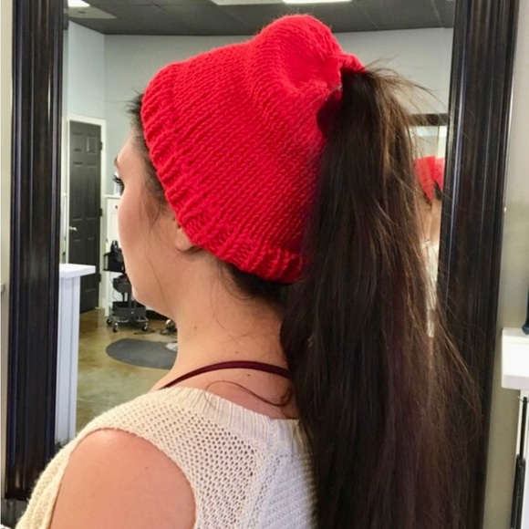 NWT Hand Knit Ponytail/Messy Bun Beanie Hat in Black & White One Size Fits Most - Picture 4 of 4